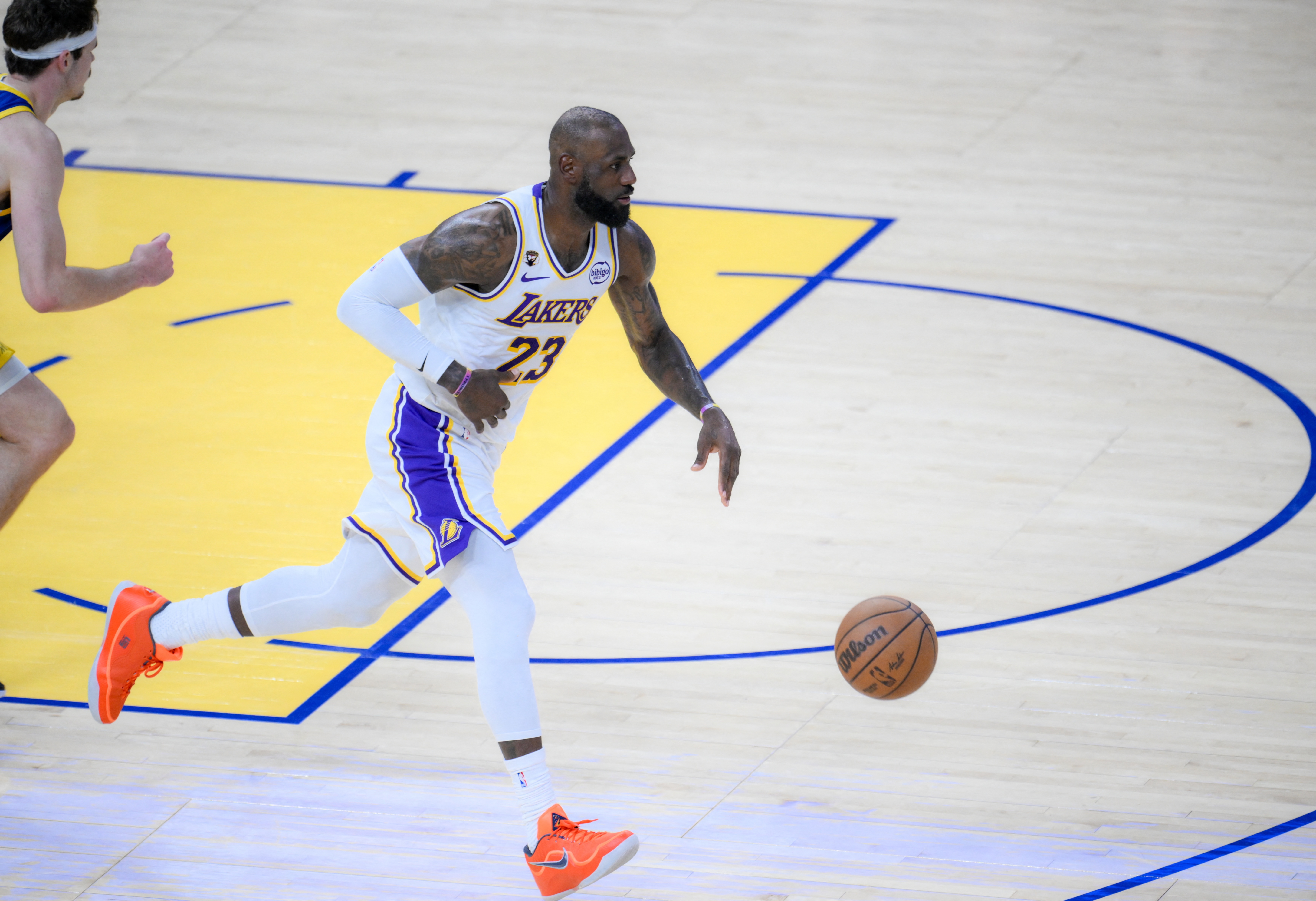 开云电竞苹果版-湖记：詹姆斯或首次面临无法掌控的局面 其湖人生涯可能画上问号